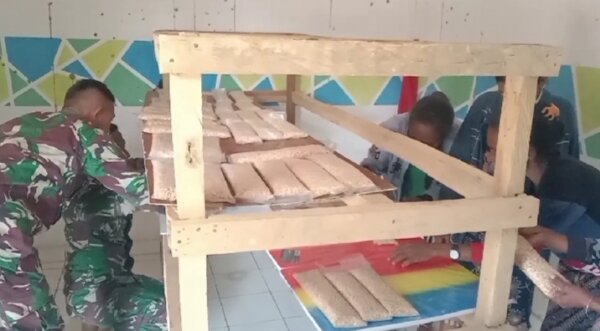 Begini Cara Pembuatan Tempe Ala Pos Laktutus Satgas Pamtas Sektor Timur