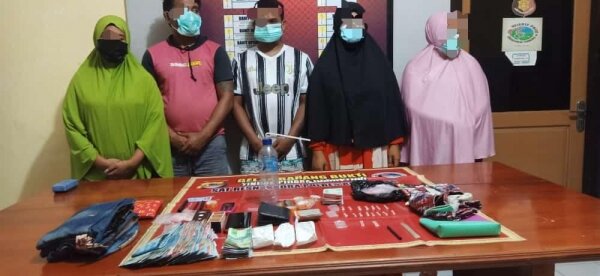 Kompak Edarkan Sabu, Dua Pasangan Suami Istri Ditangkap Polisi
