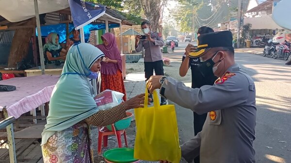 Aksi Humanis kapolres Dompu Berikan Bantuan ke Petugas Kebersihan dan PKL Disambut Baik Masyarakat