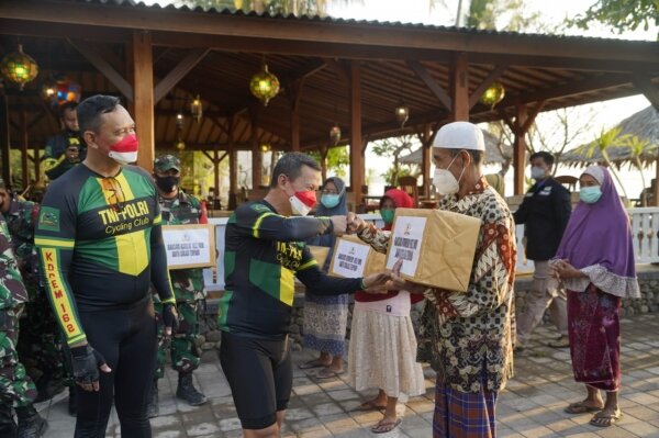 Usai Gowes, Tim Itjenad Berbagi Sembako di Lombok Utara