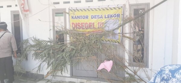 Buntut pjs, Warga Lekor Segel Kantor Desa
