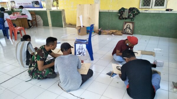 Satgas Pamtas Yonif 742/SWY Berikan Pelatihan Mebeler