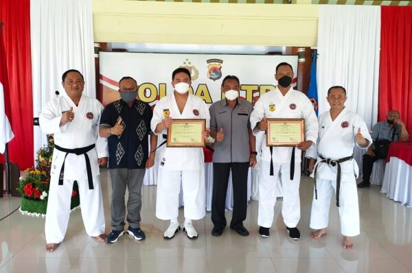 Danrem 162 WB Bersama Kapolda NTB Terima DAN Kehormatan PB INKANAS