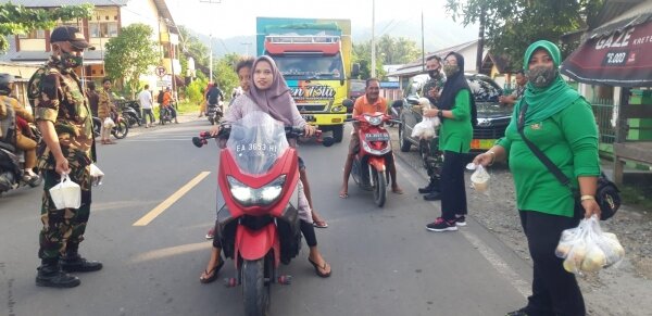 Koramil 1628-03 Seteluk Bagikan Ratusan Takjil