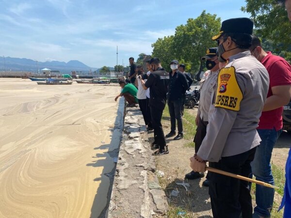 Kapolres Bima Kota Gerak Cepat Pimpin Cek Cairan Mirip Jely Foam di Pesisir Teluk Bima