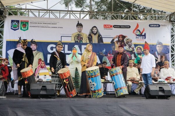 Parade Gelar Budaya Jelang HUT NTB ke 64