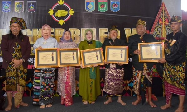 Ummi Rohmi Dianugrahi Penghargaan Sebagai Tokoh Bini Sasak Bidang Pemerintahan