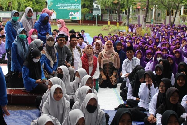 Imtaq di SMAN 1 Sumbawa, Ummi Rohmi : Mencintai Lingkungan Dimulai Dengan Tindakan Sederhana