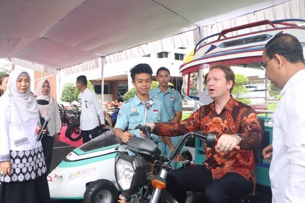 Wakil Dubes Inggris Mencoba Dolis