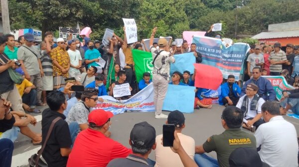 Gabungan OKP Se-Lobar Gelar Aksi Damai Dukung Pemda Tutup Cafe Ilegal