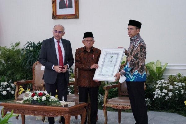 TGB Mewakili Grand Syeikh Al Azhar Menyerahkan Penghargaan Kepada Wapres RI