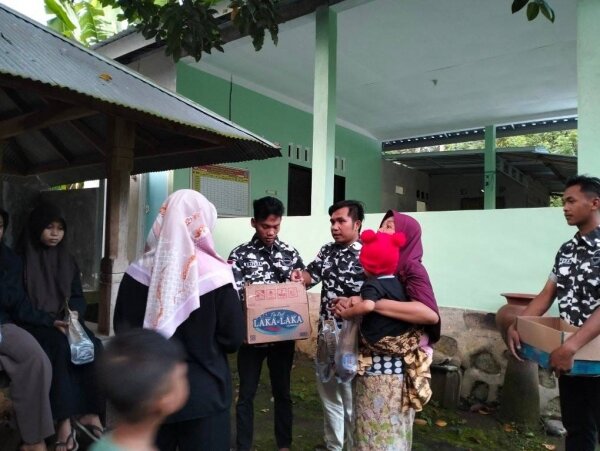 Bapera Narmada, Endri Foundation, IKA ALHIKMA dan Kades Selat Berbagi Takjil Untuk Anak Yatim