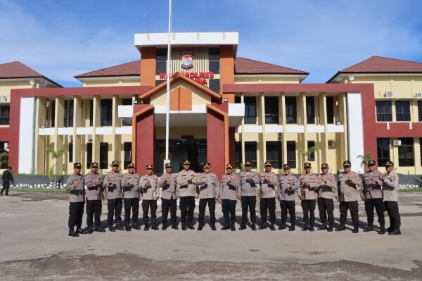 Kapolres Sumbawa Berikan Penghargaan Para Kapolsek Jajaran