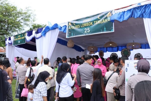 Polres Lombok Tengah Hadirkan Stand Bazar Ramadhan Dengan Harga Murah Meriah