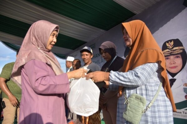 Lakukan Safari di Teluk Awang, Ummi Rohmi Serahkan Bantuan Kepada Masyarakat